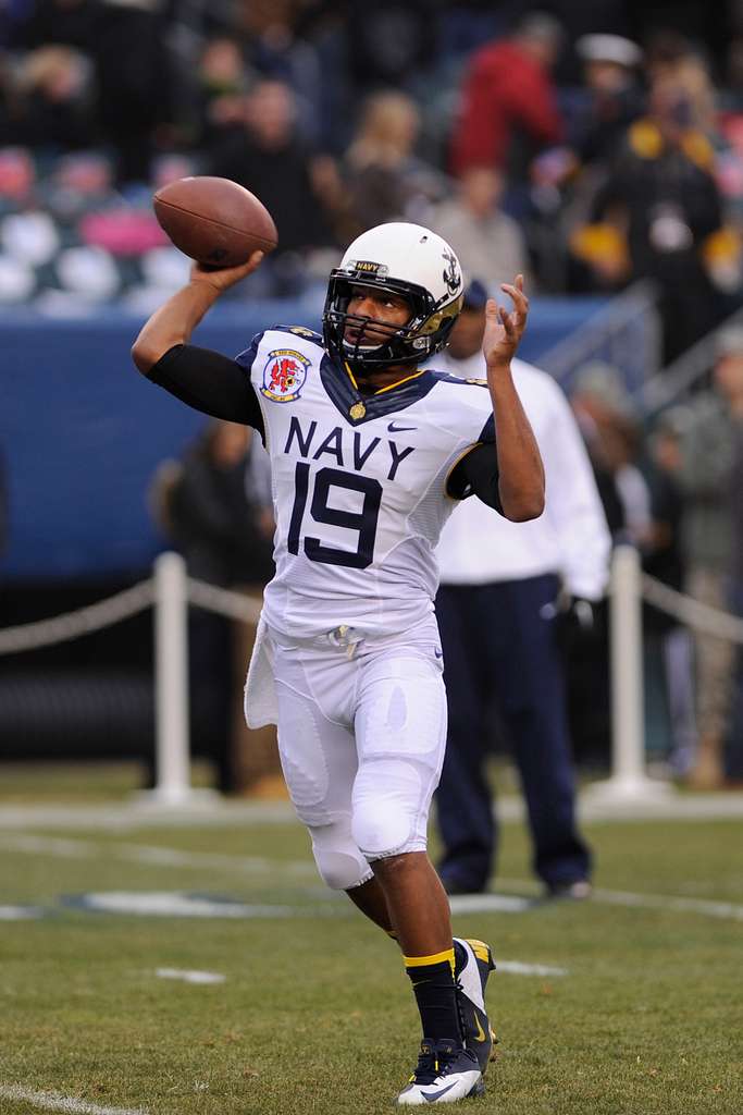 Navy QB Keenan Reynolds passes in the 2012 Army-Navy game.